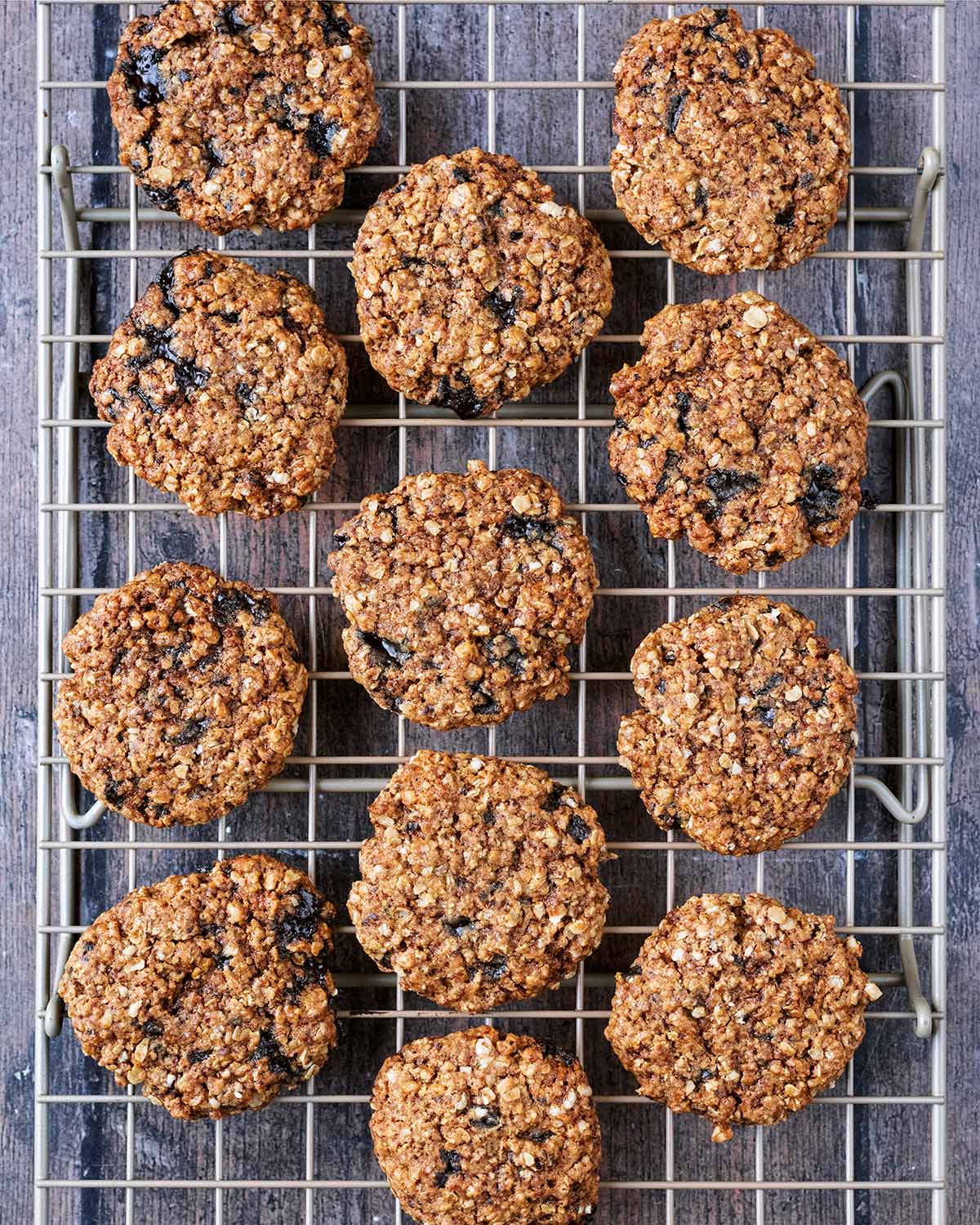 Twelve cooked cookies on a wire cooling rack.